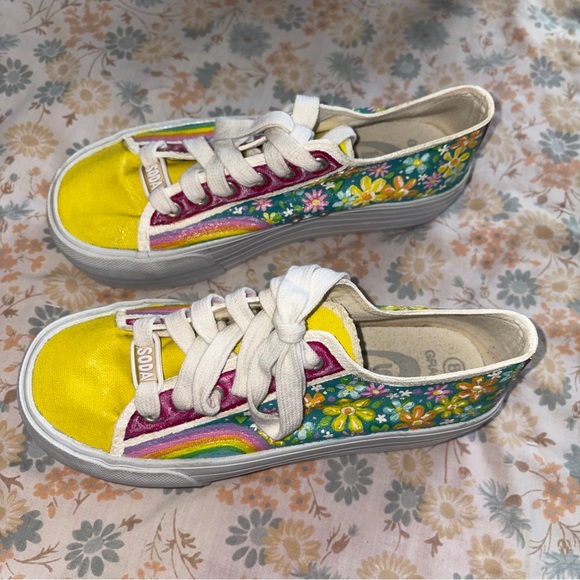 Groovy hand painted SODA platform runners - Picture 3 of 4